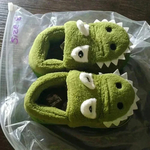 Toddler size 8..green croc slippers .hypoallergenic.. - Picture 3 of 4